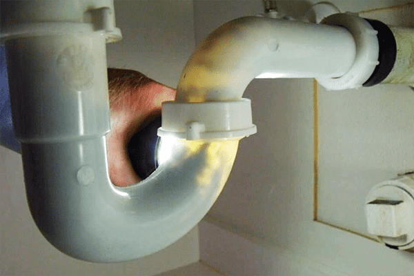 Verstopfung im Rohr unter dem Waschbecken