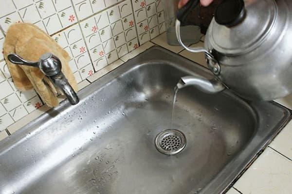 Beseitigung einer Verstopfung mit kochendem Wasser