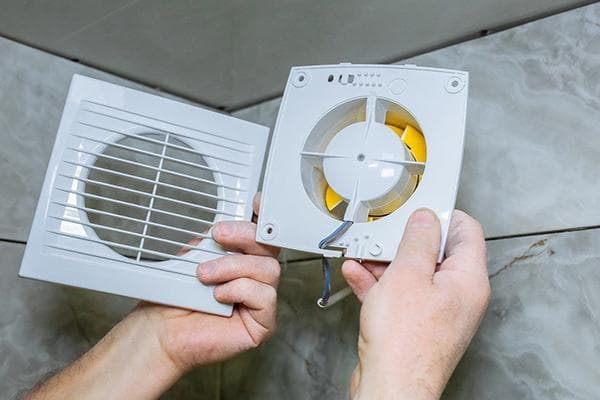 Demontage des Ventilators im Badezimmer