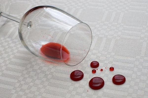 Wein, der auf die Tischdecke verschüttet wurde