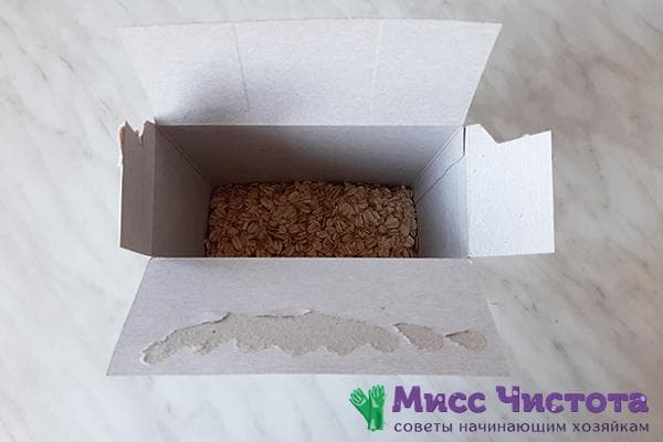Geöffnete Schachtel mit Müsli