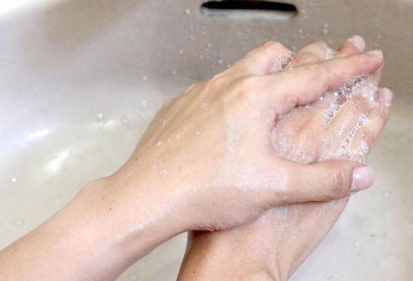 Entfernen von Flecken mit Haushaltsseife