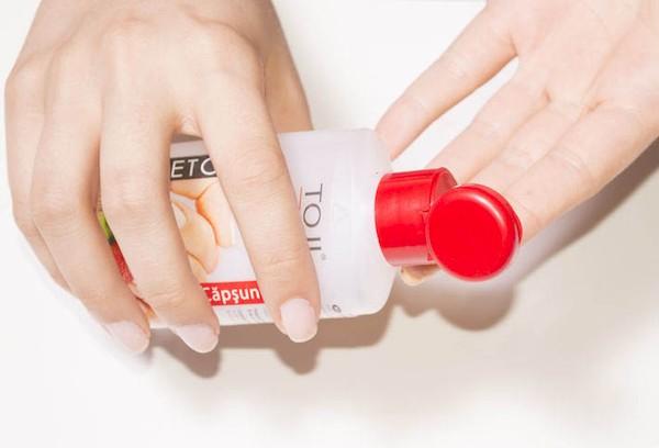 Entfernen von Flecken von den Händen mit Nagellackentferner