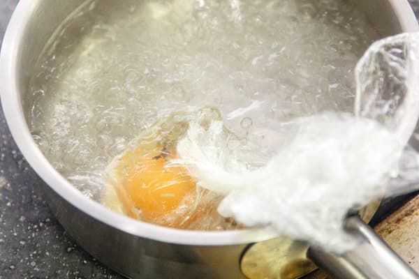 Zubereitung eines pochierten Eies in Frischhaltefolie