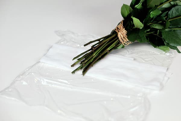 Blumenstrauß und Frischhaltefolie