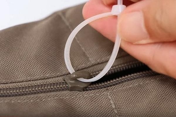 Kabelbinder als Ersatz für das Zungenstück am Reißverschlussschieber