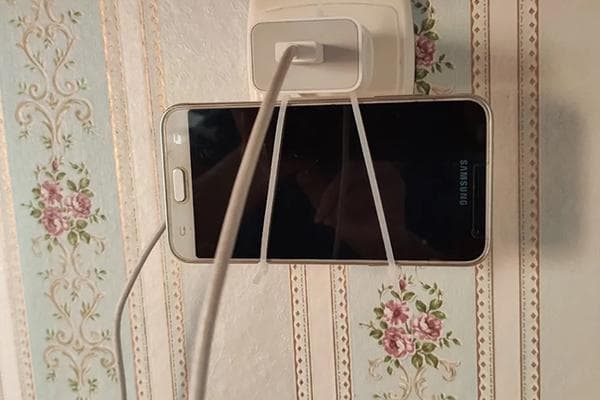 Handyhalter aus Kabelbindern
