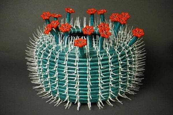 Kaktus aus Gartenschlauch und Nylon-Kabelbindern
