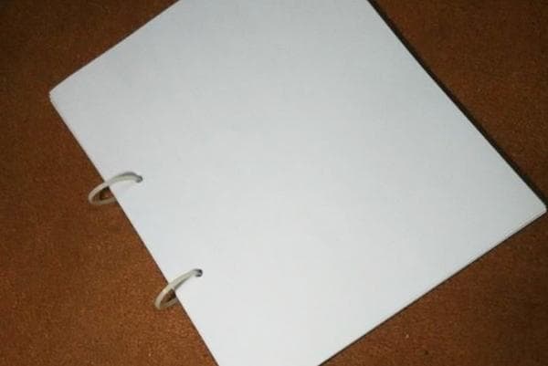 Mit Kabelbindern zusammengehaltene Papierblätter