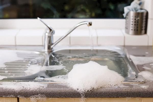 Das Waschbecken in der Küche ist verstopft