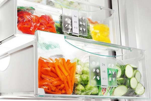 Gemüse- und Obstbehälter im Kühlschrank