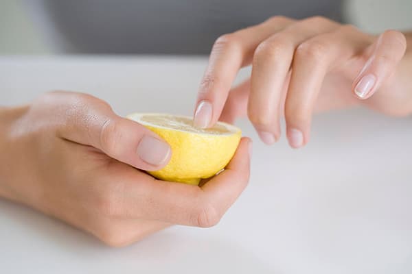 Nagelaufhellung mit Zitrone