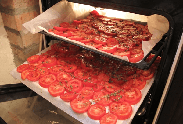Getrocknete Tomaten auf dem Backblech im Ofen