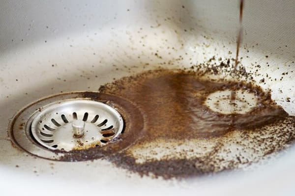 Kaffeesatz im Spülbecken