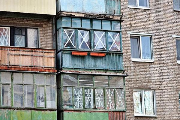 Fenster auf Balkonen, kreuzweise zugeklebt