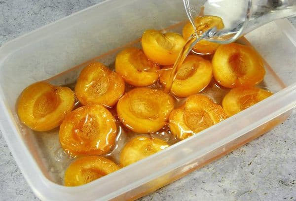 Aprikosen in Sirup