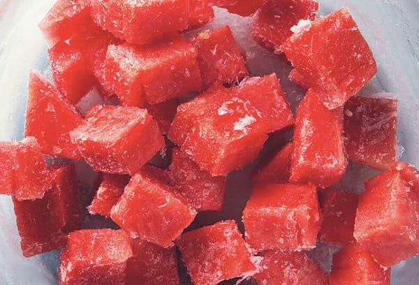 Einfrieren von Wassermelone in Würfeln