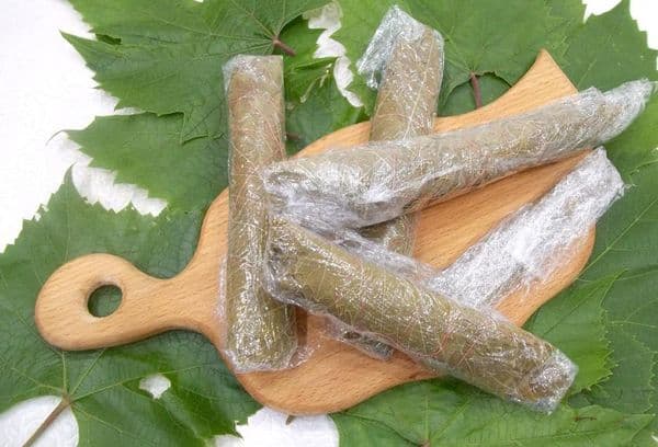 Eingefrorene Blätter in Frischhaltefolie
