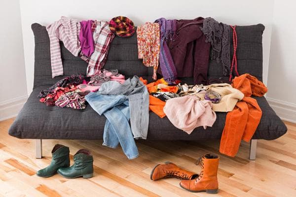 Kleidung auf dem Sofa
