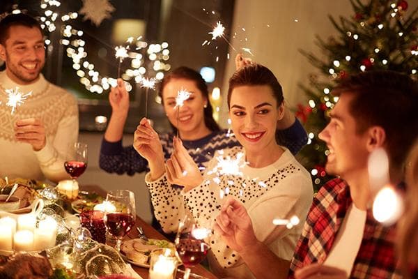 Junge Leute feiern Silvester