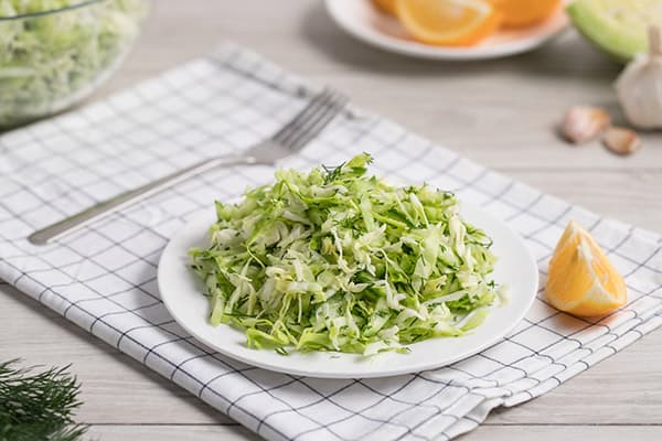 Leichter Salat und Küchenutensilien