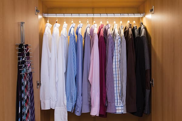 Kleidung im Schrank