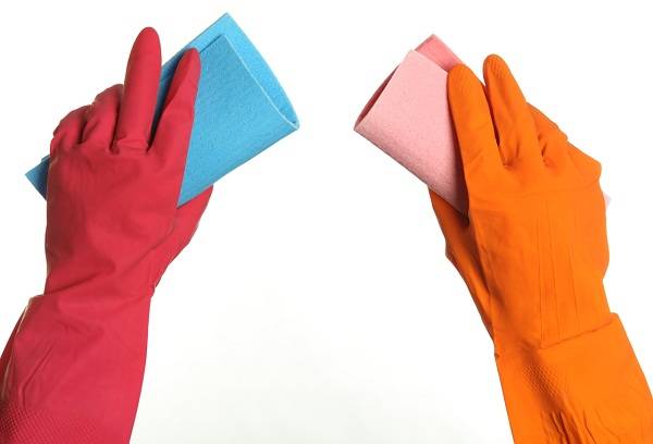 Hände in Gummihandschuhen