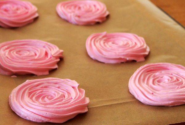 Backen von Baiser auf Pauspapier
