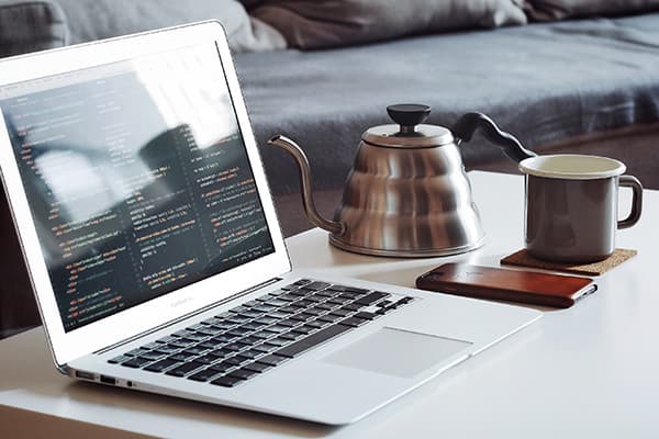 Netbook und Kaffee auf dem Couchtisch