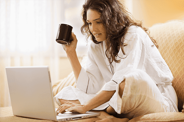 Frau zu Hause am Laptop