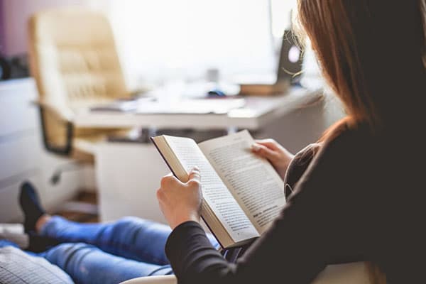 Frau liest zu Hause ein Buch