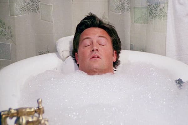 Chandler Bing nimmt ein Bad