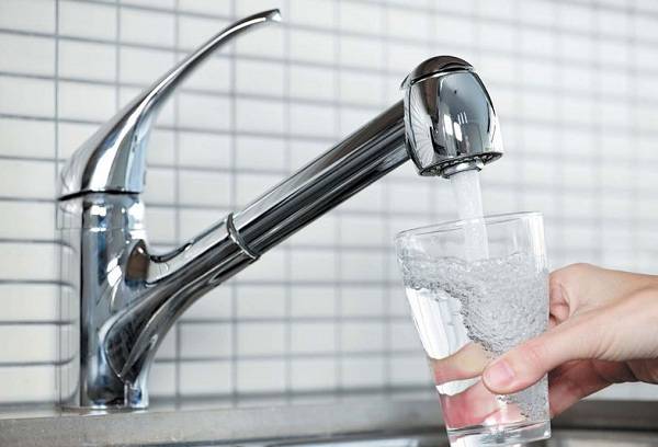 Wasser tropft aus dem Wasserhahn