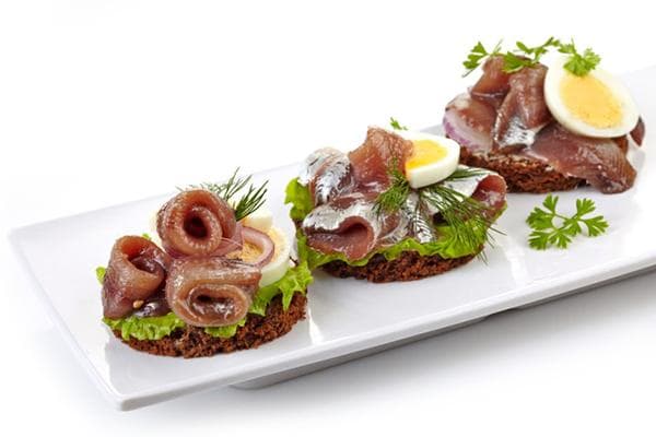 Brote mit Hering und Wachtelei