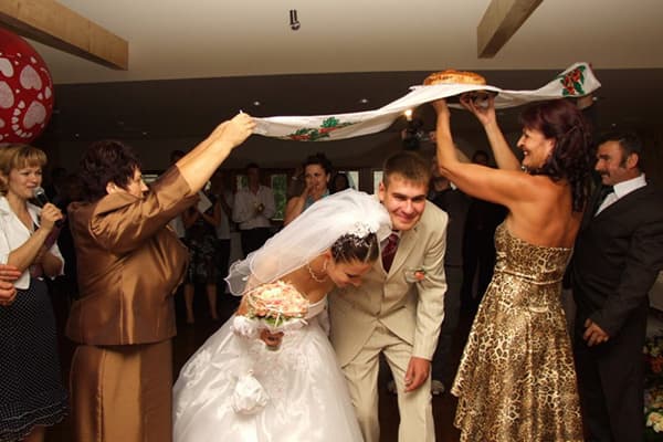 Hochzeitsritual mit dem Hochzeitsbrot