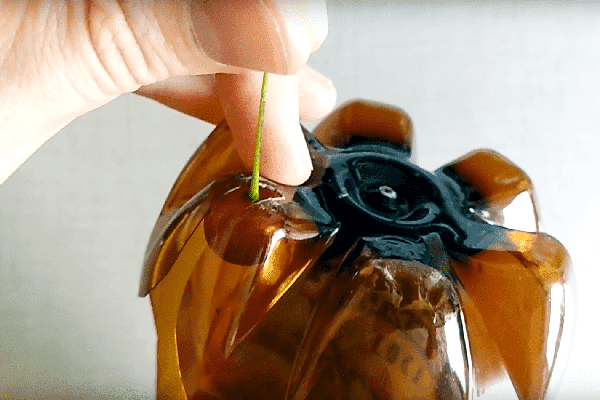 Vorrichtung zum Kirschenpflücken aus einer Plastikflasche