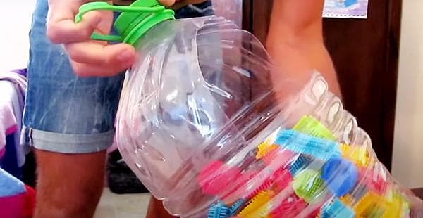 Aufbewahrung von Kinderbausteinen in einer 5-Liter-Flasche