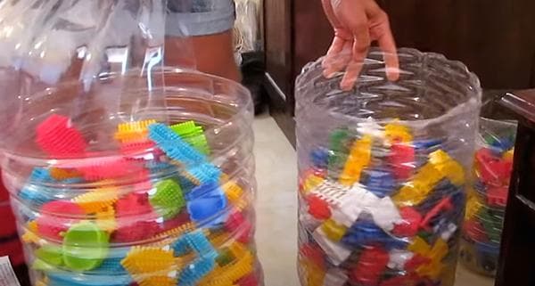 Behälter für Kinderbausteine aus Plastikflaschen