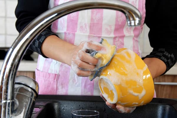 Geschirrspülen mit einem Schaumstoffschwamm