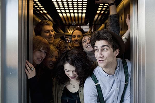 Viele Menschen im Aufzug