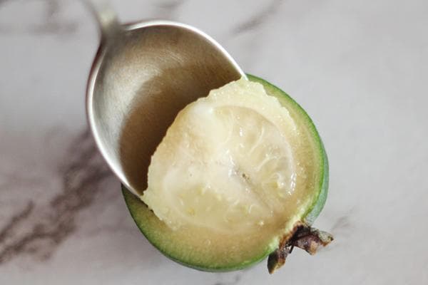 Feijoa wird mit einem Löffel gegessen
