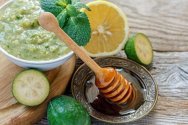 Feijoa-Püree mit Honig