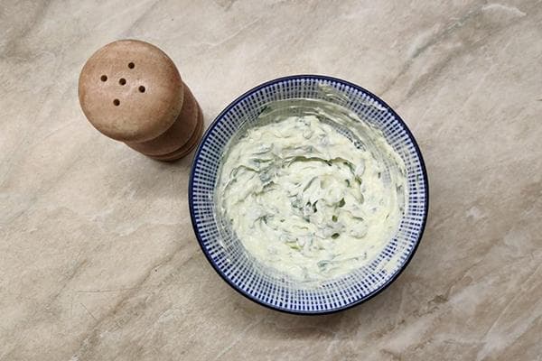 Knoblauchbutter mit Kräutern
