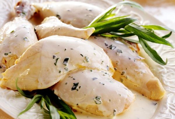 Hähnchen unter Estragonsauce