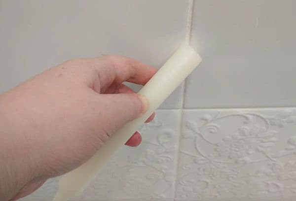 Comment nettoyer les joints de carrelage de la saleté et de la moisissure à l'aide d'une bougie en paraffine