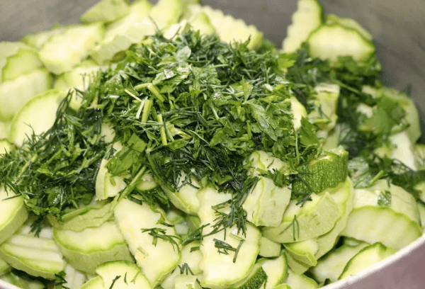 In Würfel geschnittene Zucchini