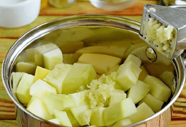 Knoblauch zu den Zucchini