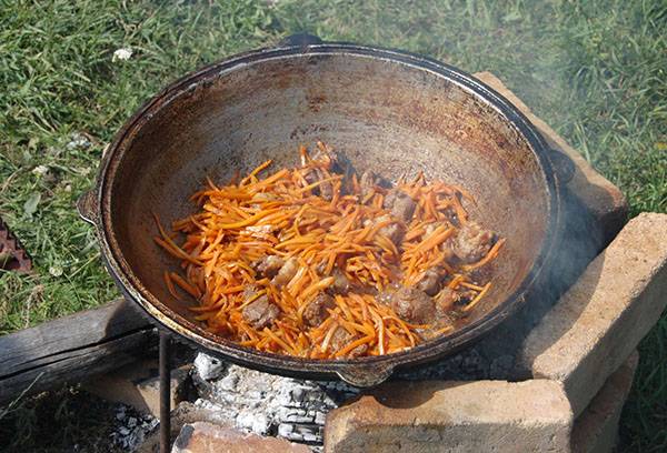 Kochen im Kessel im Freien