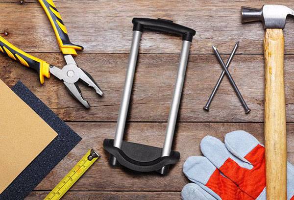 Reparatur eines Koffers mit ausziehbarem Griff