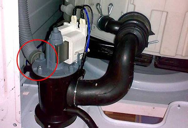 Befestigung des Schlauchs an der Pumpe in der Waschmaschine